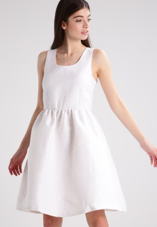 Свадебная мода 2024: белое платье