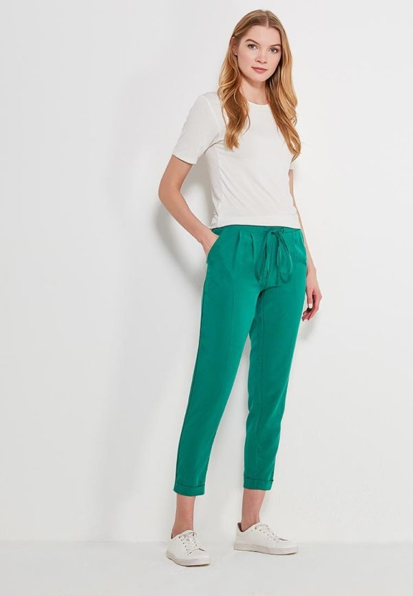 белый топ зеленые штаны