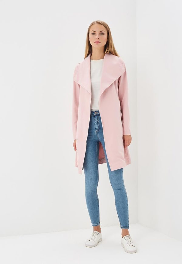 розовое пальто и джинсы