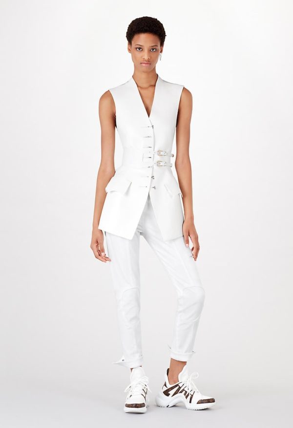 Мода 2021 года в женской одежде: белая жилетка