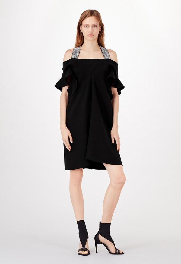 Мода 2022 года в женской одежде: черное платье